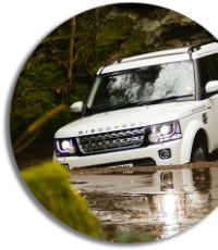 Zaanland 4x4 witte Land Rover Discovery in rivier
